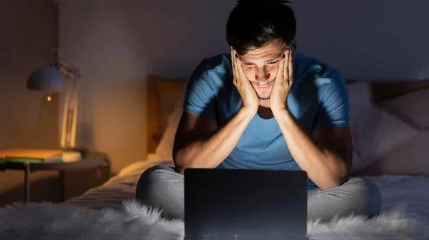 Screen Time Effects on Skin: స్మార్ట్‌ఫోన్ యూజర్లకు అలర్ట్.. స్ర్కీన్ టైం తగ్గించుకోకపోతే ఈ చర్మ సమస్యలు..! 