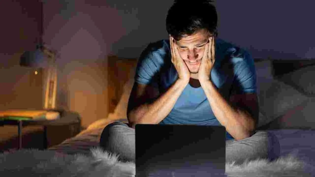 Screen Time Effects on Skin: స్మార్ట్‌ఫోన్ యూజర్లకు అలర్ట్.. స్ర్కీన్ టైం తగ్గించుకోకపోతే ఈ చర్మ సమస్యలు..! 