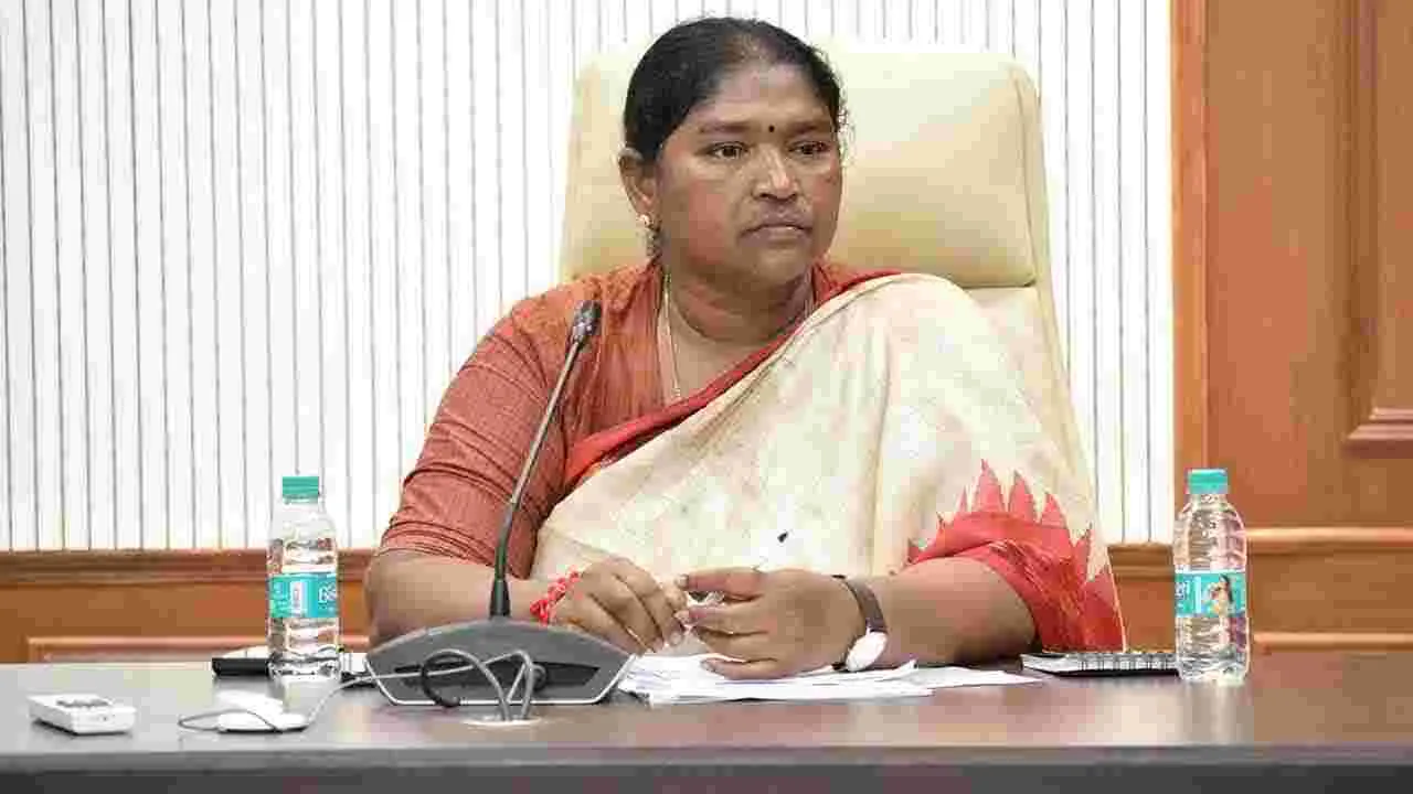 Minister Seethakka: పెన్షన్‌ల పంపిణీలో కొత్త టెక్నాలజీని అందిపుచ్చుకోవాలి: మంత్రి సీతక్క