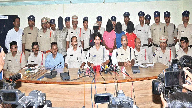 Highway robbery: రాత్రివేళల్లో.. హైవేపై దోపిడీ