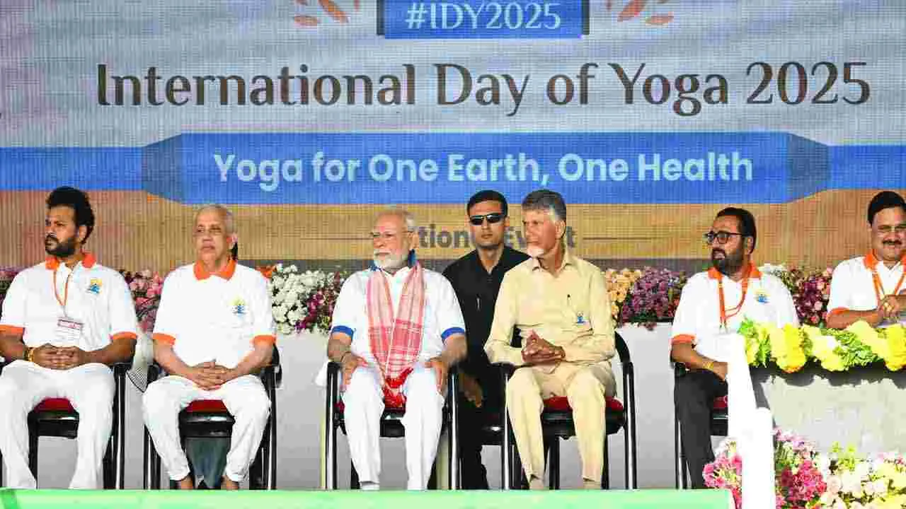 Yogandhra: విశాఖ తీరంలో కన్నులపండువగా సాగిన యోగాంధ్ర ప్రత్యేక ఫొటోల సమాహారం..