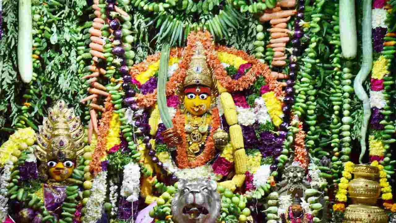 Ujjaini Mahankali Bonalu: శాకాంబరీ అలంకరణలో ఉజ్జయిని మహంకాళి..