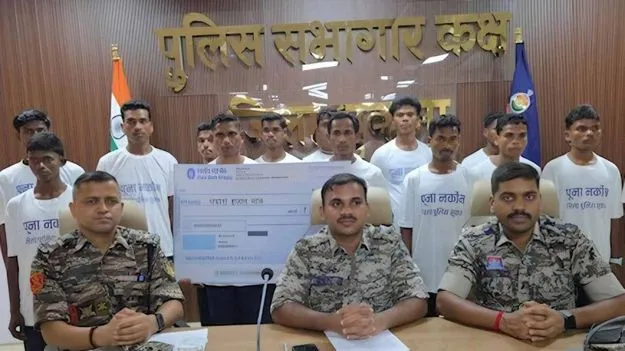 Chhattisgarh: 16 మంది నక్సలైట్లు లొంగుబాటు.. నక్సల్స్ రహిత గ్రామంగా కెర్లపెండ