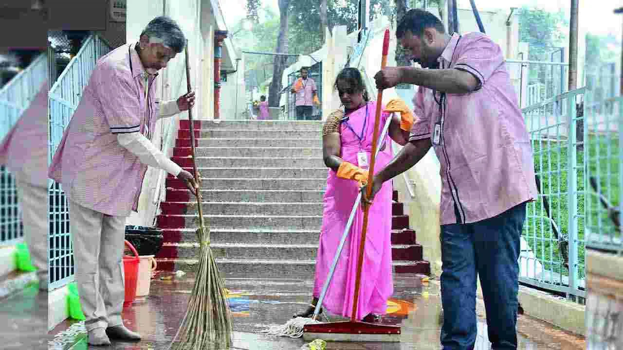 Tirupati: పారిశుద్ధ్య కార్మికుడిగా మారిన సీఎం చంద్రబాబు..