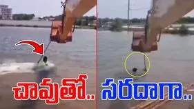 Swimming Viral video: సరదా కోసమా.. చావు కోసమా.. ఎలా ఈత కొడుతున్నాడో చూడండి.. 
