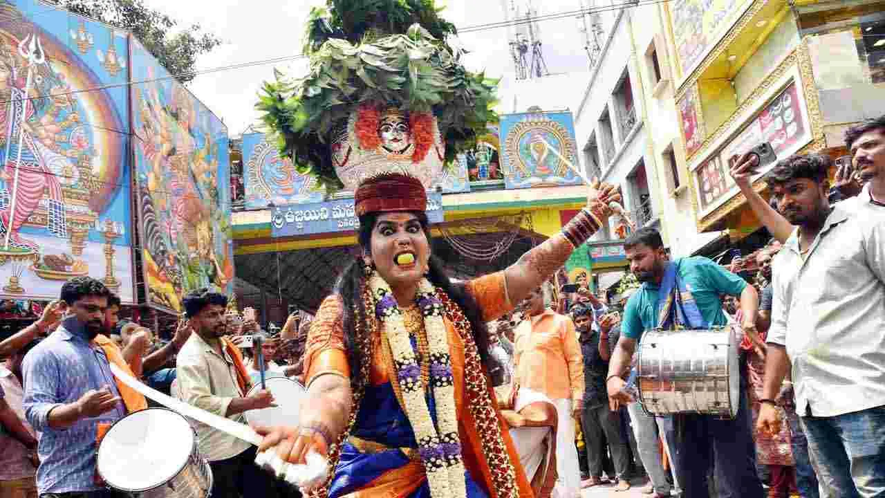 Ujjaini Mahankali Bonalu: శాకాంబరీ అలంకరణలో ఉజ్జయిని మహంకాళి..