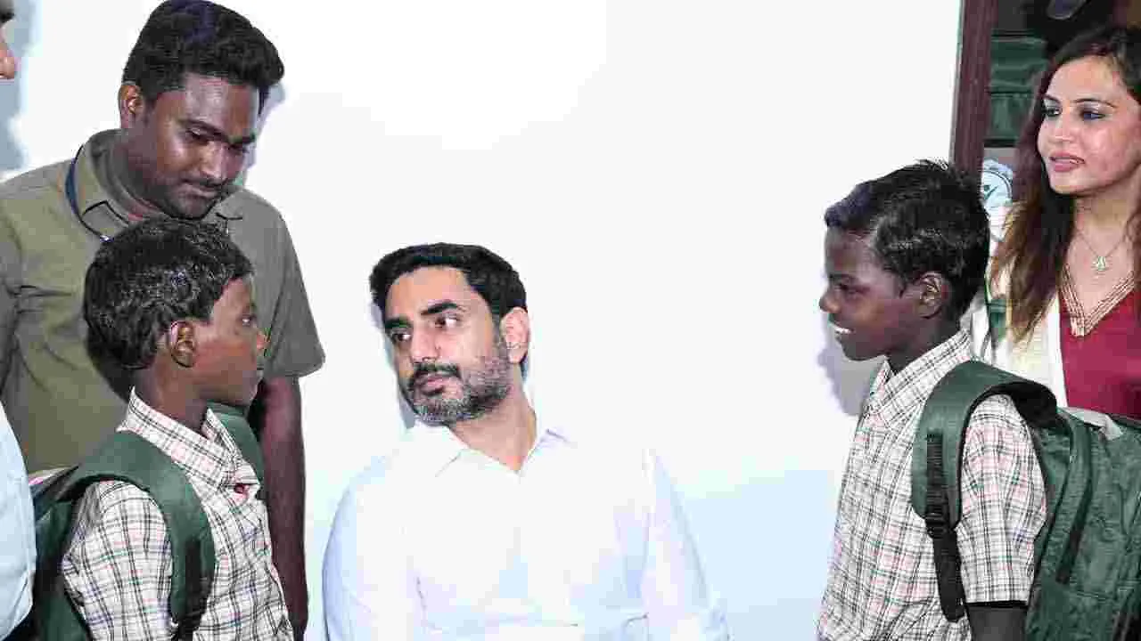 Lokesh Inaugurates VR School: సౌతిండియాలోనే ఇలాంటి స్కూల్ లేదు: లోకేష్
