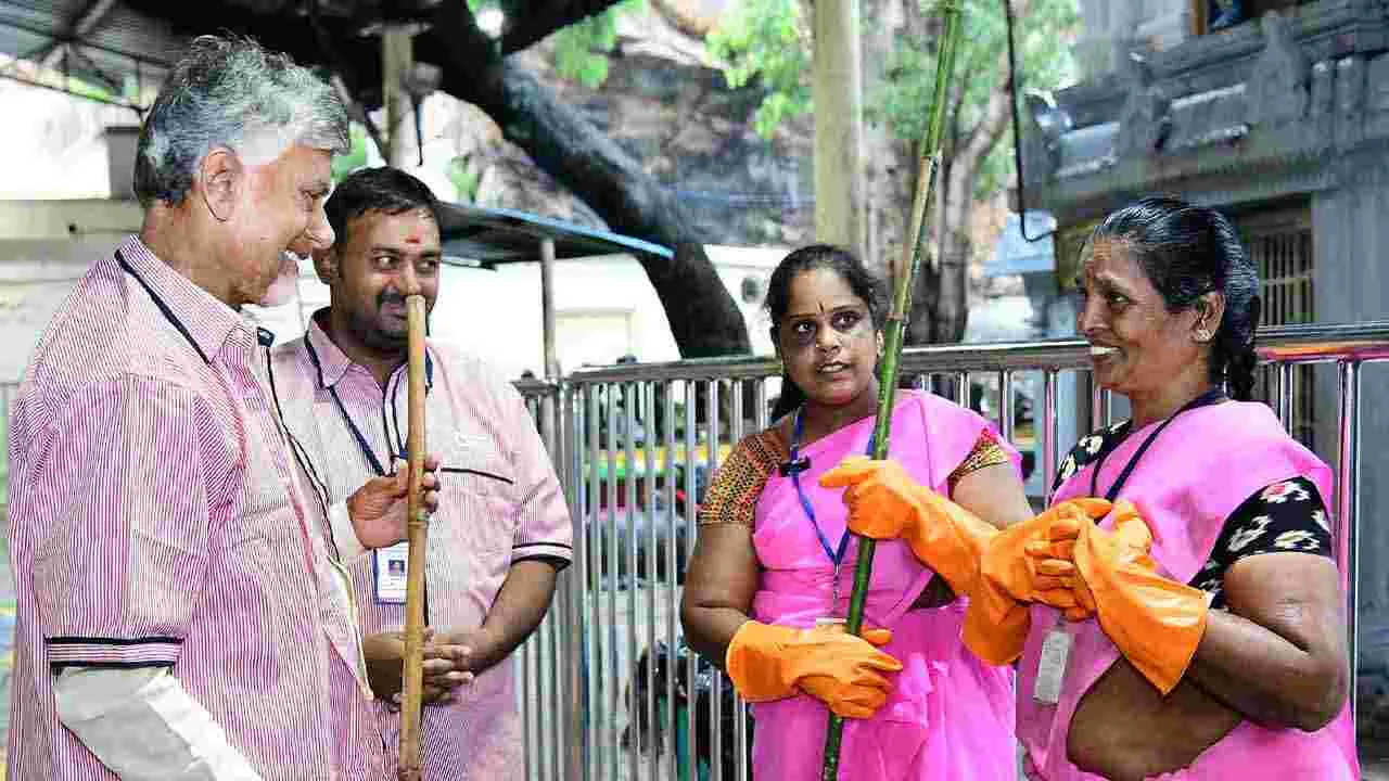 Tirupati: పారిశుద్ధ్య కార్మికుడిగా మారిన సీఎం చంద్రబాబు..