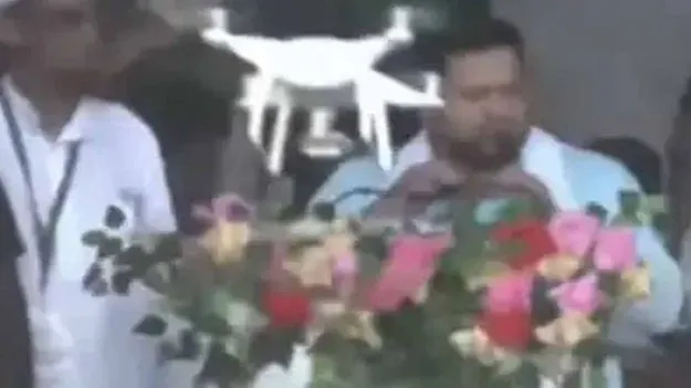 Tejaswi Yadav: వేదికపై తేజస్వివైపు దూసుకువచ్చిన డ్రోన్