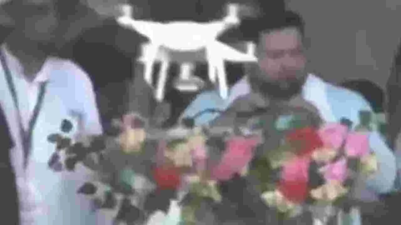 Tejaswi Yadav: వేదికపై తేజస్వివైపు దూసుకువచ్చిన డ్రోన్