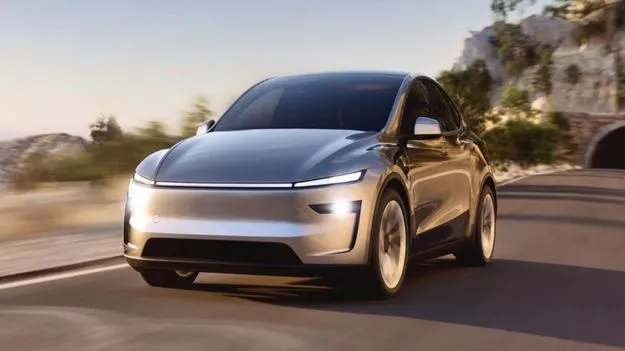 Tesla Car: ఇది నిజంగా వింతే.. తనను తానే డెలివరీ చేసుకున్న టెస్లా కార్..