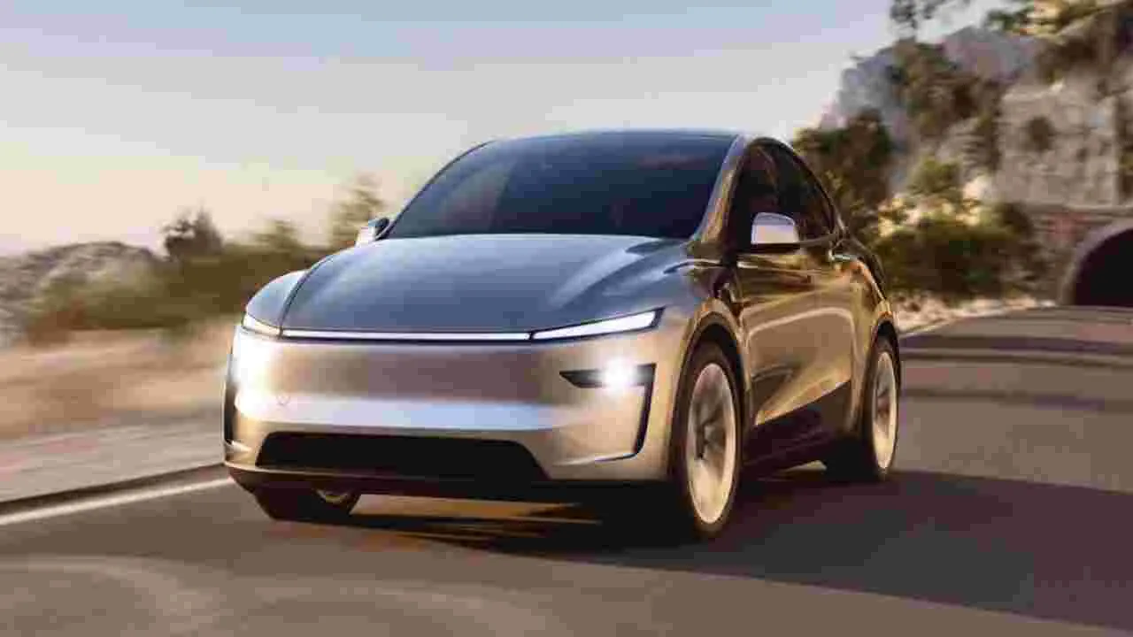 Tesla Car: ఇది నిజంగా వింతే.. తనను తానే డెలివరీ చేసుకున్న టెస్లా కార్..