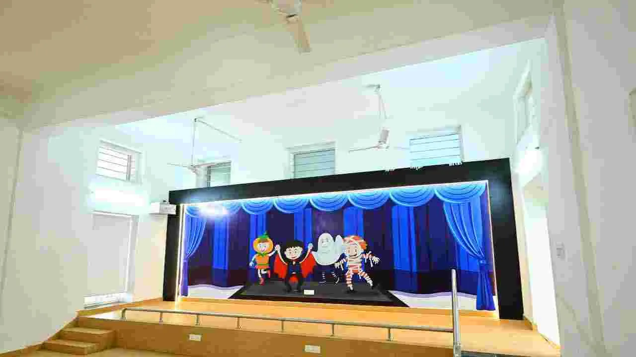 Lokesh Inaugurates VR School: సౌతిండియాలోనే ఇలాంటి స్కూల్ లేదు: లోకేష్