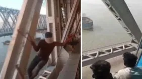 Theft Video: ఇదెక్కడి దొంగతనంరా బాబూ.. వేగంగా వెళ్తున్న రైలులో నుంచి మొబైల్ ఎలా కొట్టేశాడో చూడండి.. 