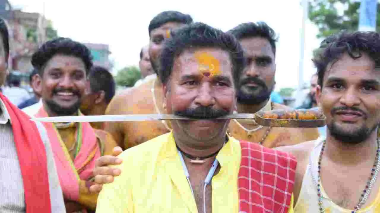 తొలి ఏకాదశి వేళ అంగరంగ వైభవంగా బీరన్న బోనాలు..