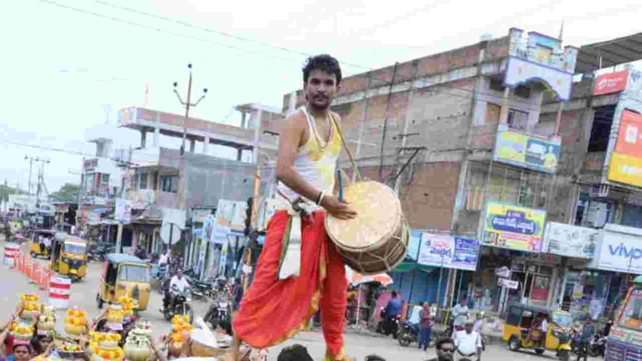 తొలి ఏకాదశి వేళ అంగరంగ వైభవంగా బీరన్న బోనాలు..