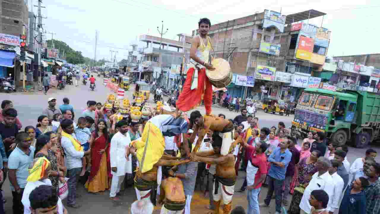 తొలి ఏకాదశి వేళ అంగరంగ వైభవంగా బీరన్న బోనాలు..
