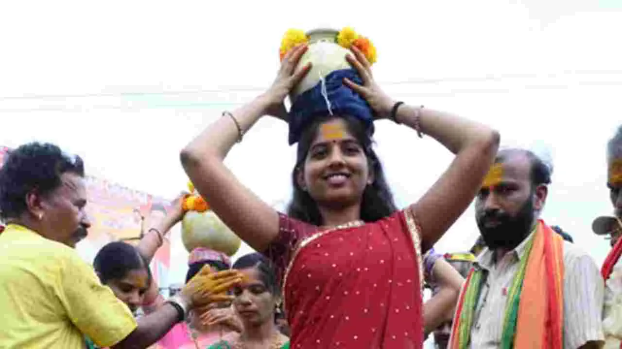 తొలి ఏకాదశి వేళ అంగరంగ వైభవంగా బీరన్న బోనాలు..