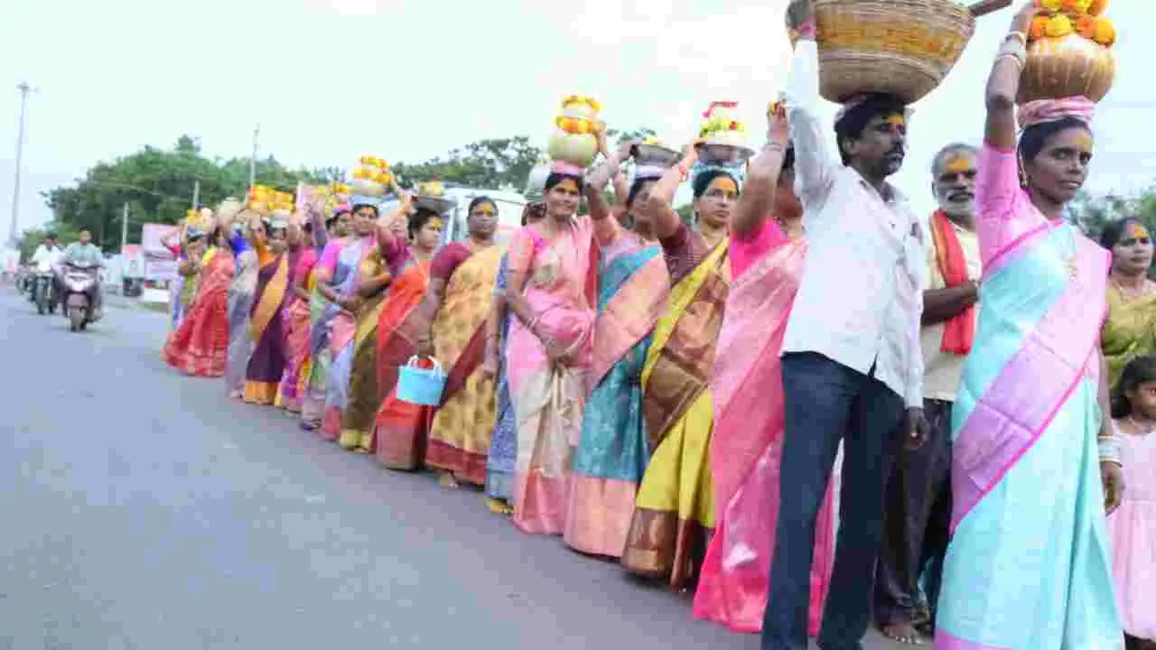 తొలి ఏకాదశి వేళ అంగరంగ వైభవంగా బీరన్న బోనాలు..