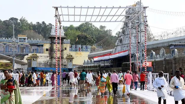 Tirumala Temple: తిరుమలలో భక్తుల రద్దీ.. దర్శనానికి ఎంత సమయం పడుతోందంటే