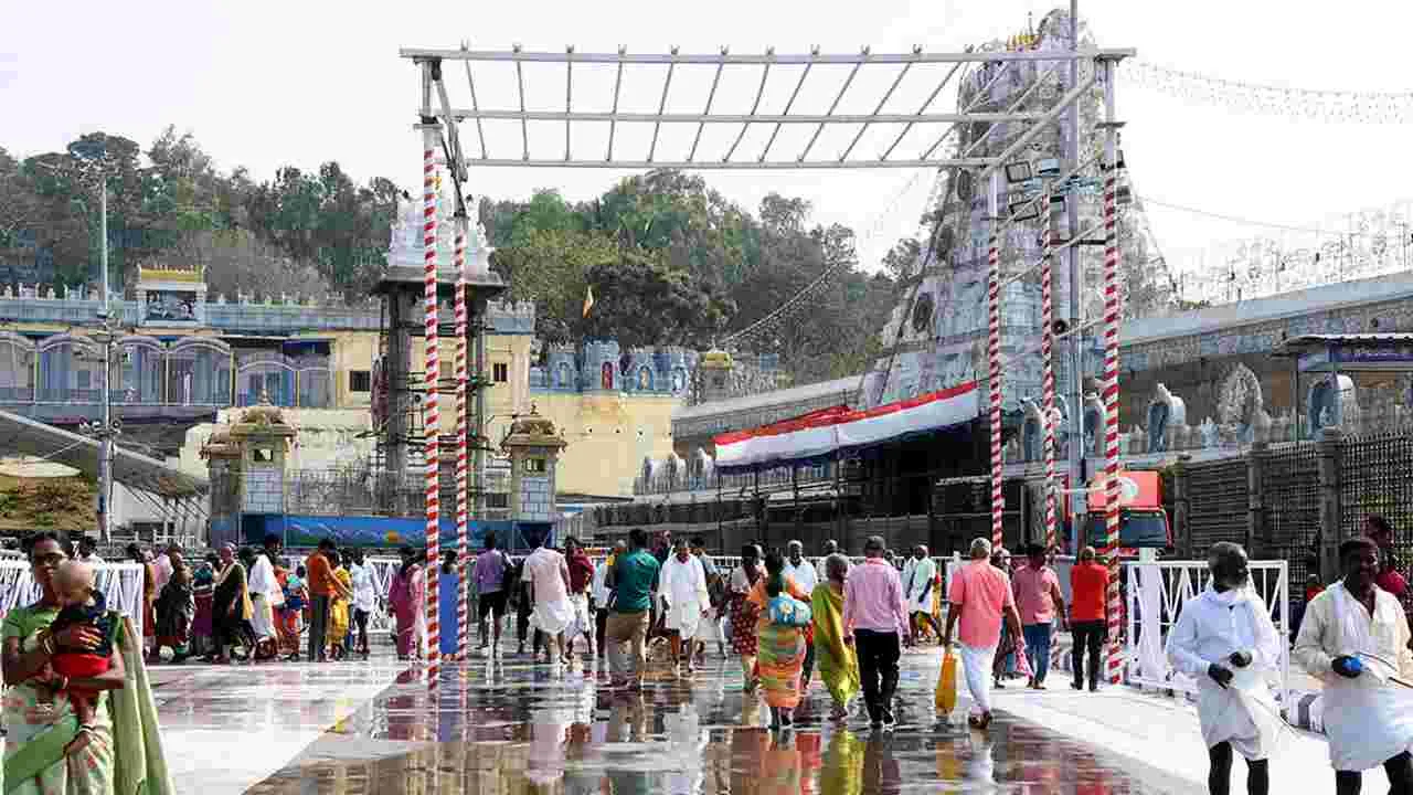 Tirumala Temple: తిరుమలలో భక్తుల రద్దీ.. దర్శనానికి ఎంత సమయం పడుతోందంటే