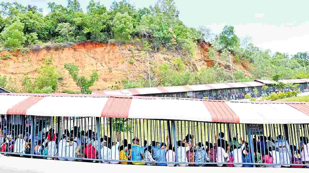 Tirumala: సర్వదర్శనానికి 18 గంటలు.. రెండు కిలోమీటర్ల మేర క్యూ