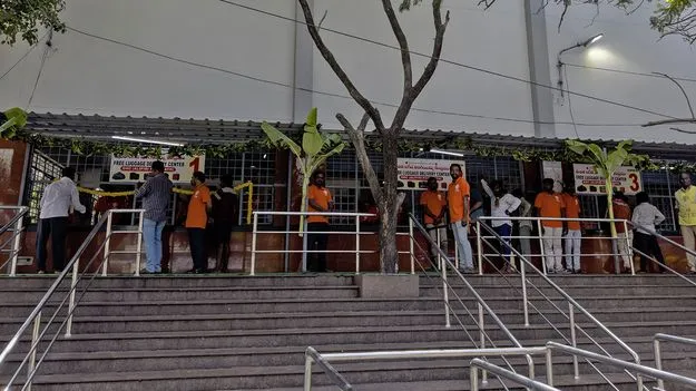 Luggage Scanners: మొరాయించిన లగేజీ స్కానర్లు