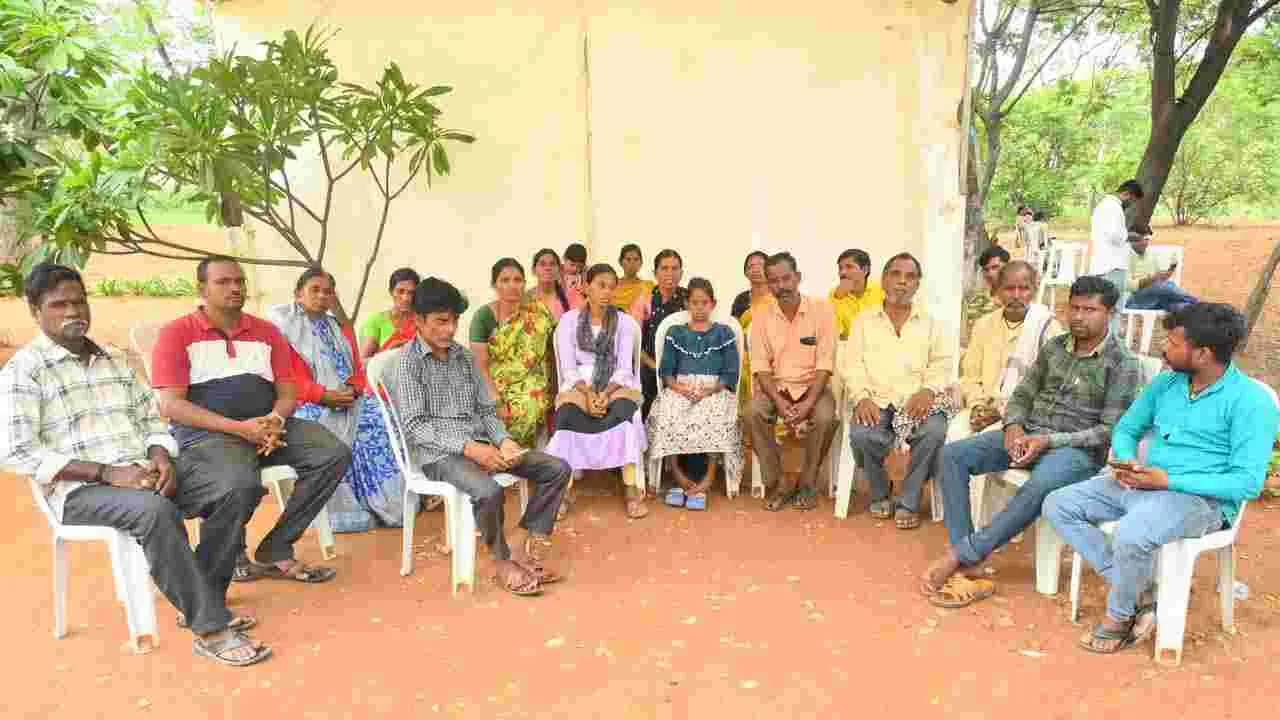 Cigachi Explosion: చివరి చూపైనా దక్కుతుందనే ఆశతో.. సిగాచీ ముందు పడిగాపులు..!