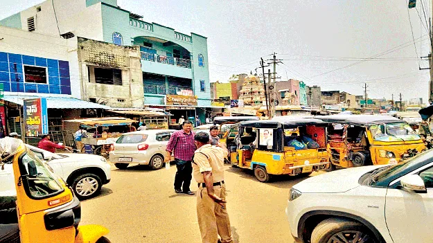 Traffic problems: పలాసలో ప్రయాణం.. పద్మవ్యూహమే