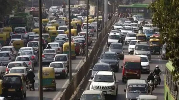 Delhi Vehicle Pollution Policy: ఒత్తిడికి తలొగ్గిన ఢిల్లీ సర్కార్.. ఆ విషయంలో యూటర్న్..