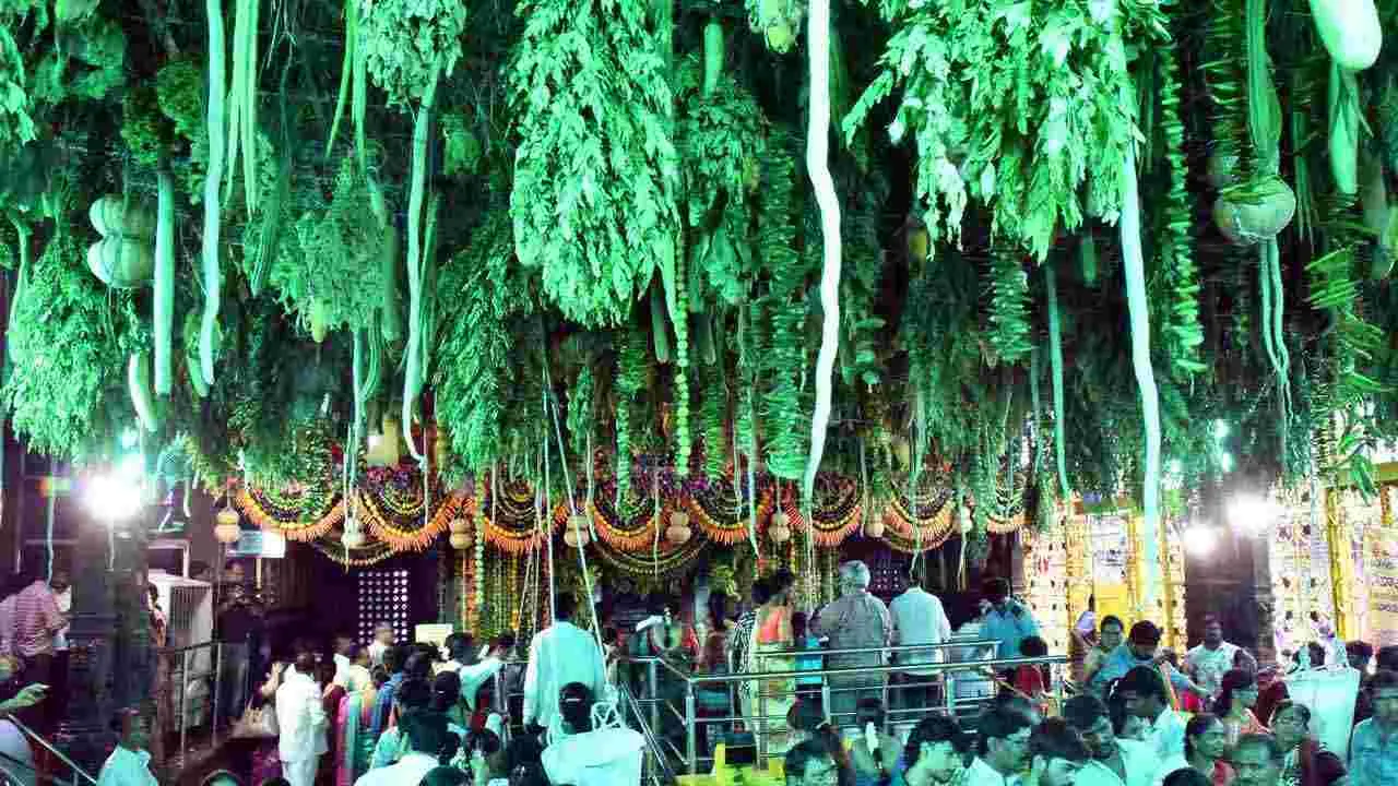 Ujjaini Mahankali Bonalu: శాకాంబరీ అలంకరణలో ఉజ్జయిని మహంకాళి..