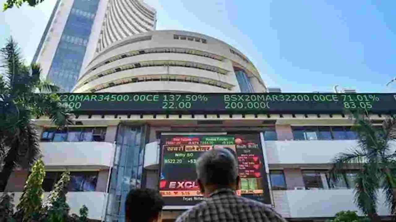 Sensex Rises: ఒడుదుడుకుల్లోనూ లాభాలొచ్చాయ్‌.. 