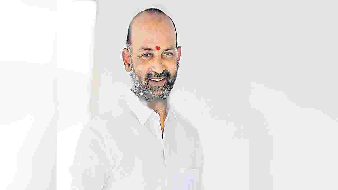 Bandi Sanjay: సర్కారు బడి పిల్లలకు.. సైకిళ్ల కానుక