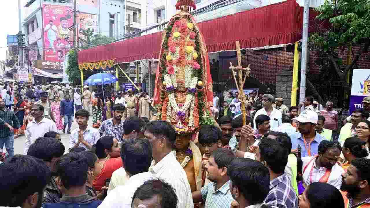 Bonalu Festival 2025: ఉజ్జయినీ మహాకాళి దేవాలయంలో రంగం వినిపించిన స్వర్ణలత