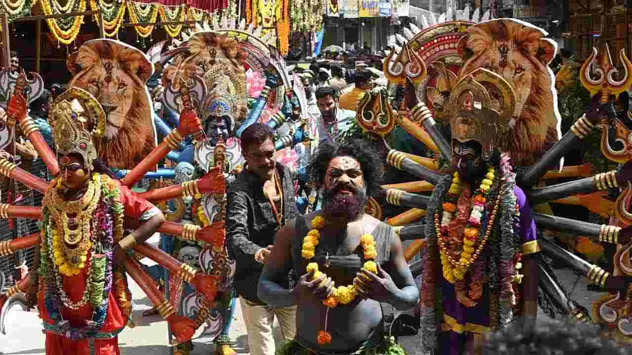 Bonalu Festival 2025: ఉజ్జయినీ మహాకాళి దేవాలయంలో రంగం వినిపించిన స్వర్ణలత