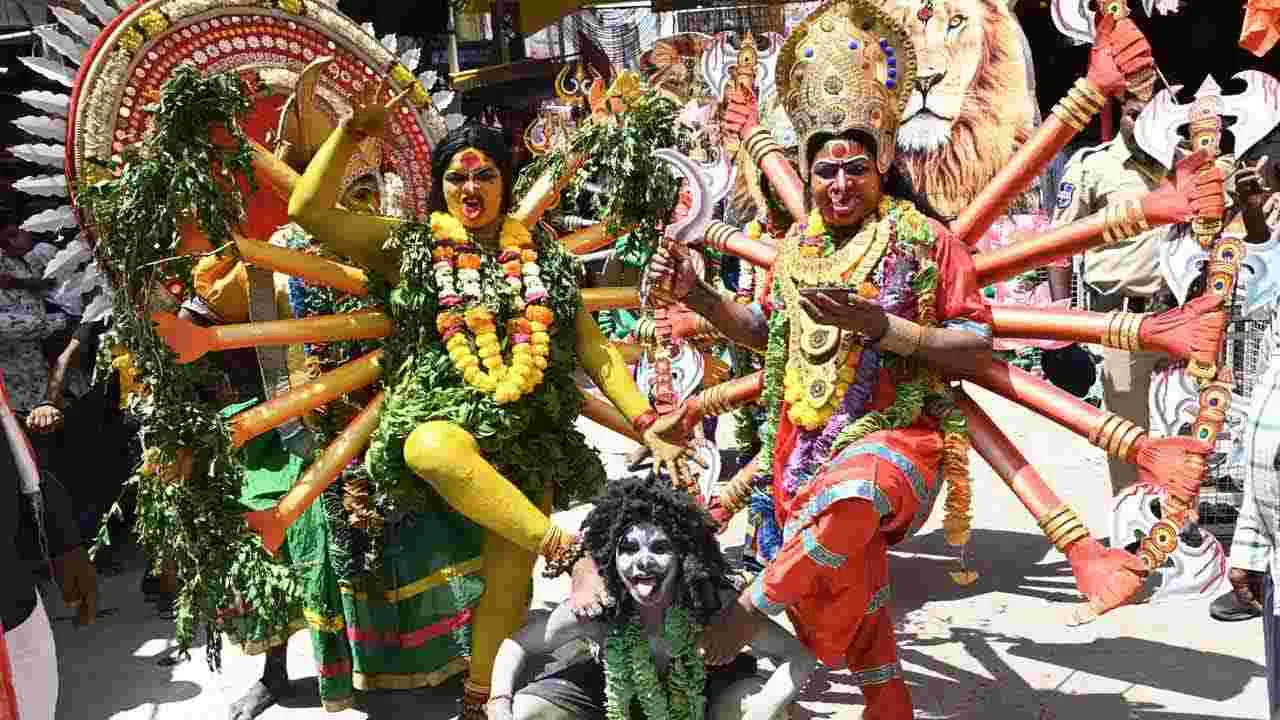 Bonalu Festival 2025: ఉజ్జయినీ మహాకాళి దేవాలయంలో రంగం వినిపించిన స్వర్ణలత
