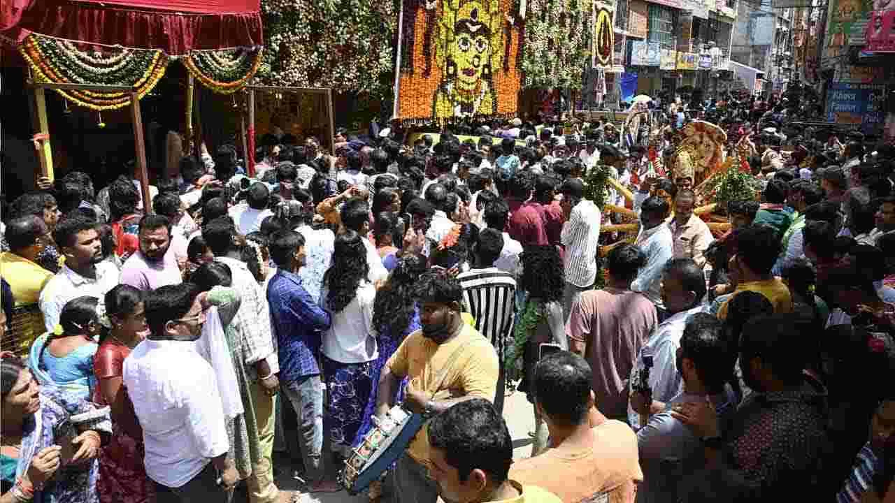 Bonalu Festival 2025: ఉజ్జయినీ మహాకాళి దేవాలయంలో రంగం వినిపించిన స్వర్ణలత