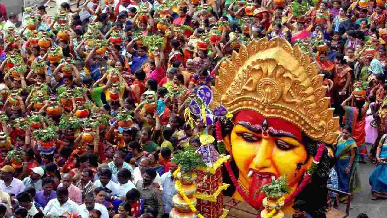 Ujjaini Mahankali Bonalu: శాకాంబరీ అలంకరణలో ఉజ్జయిని మహంకాళి..