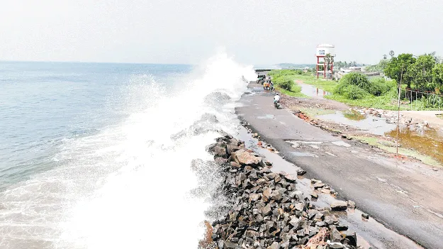 ఉప్పాడలో ఎగసిపడుతున్న అలలు