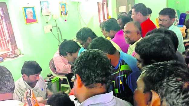 యూరియా కోసం బారులు