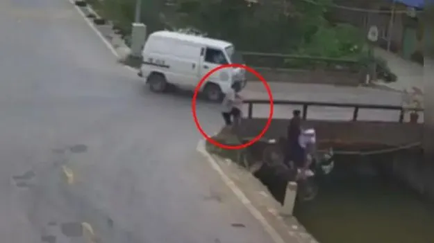 Viral Video: అదృష్టం అంటే ఇదే.. పెద్ద ప్రమాదం నుంచి ఎలా తప్పించుకున్నాడో చూడండి..