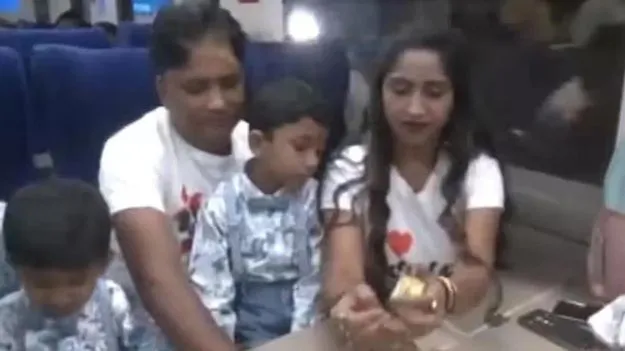 Kashmir VandeBharat: కశ్మీర్ వందేభారత్‌లో బర్త్‌డే సెలబ్రేషన్స్.. నెటిజన్ల ఆగ్రహం..