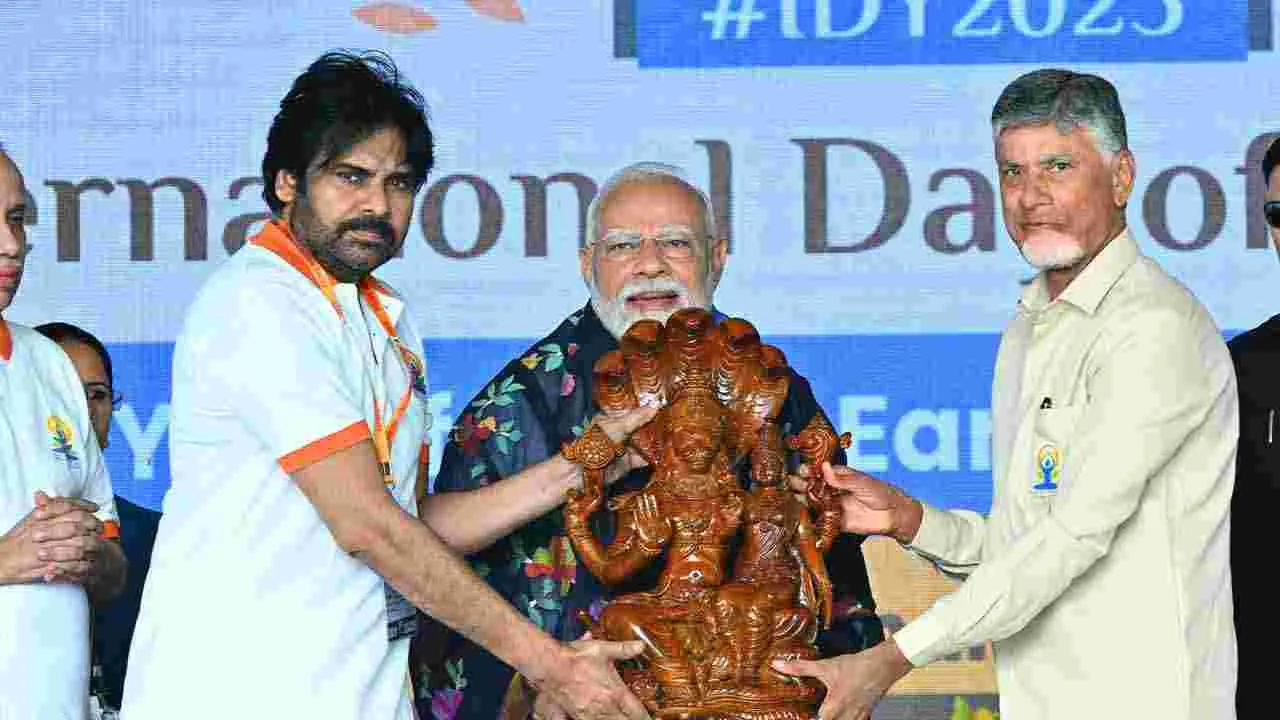 Yogandhra: విశాఖ తీరంలో కన్నులపండువగా సాగిన యోగాంధ్ర ప్రత్యేక ఫొటోల సమాహారం..