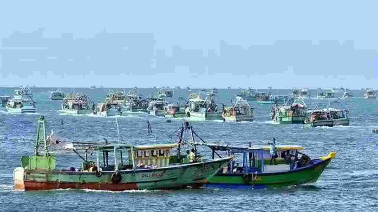 Fishermens: ముగిసిన నిషేధ కాలం.. అర్ధరాత్రి నుంచి చేపల వేటకు