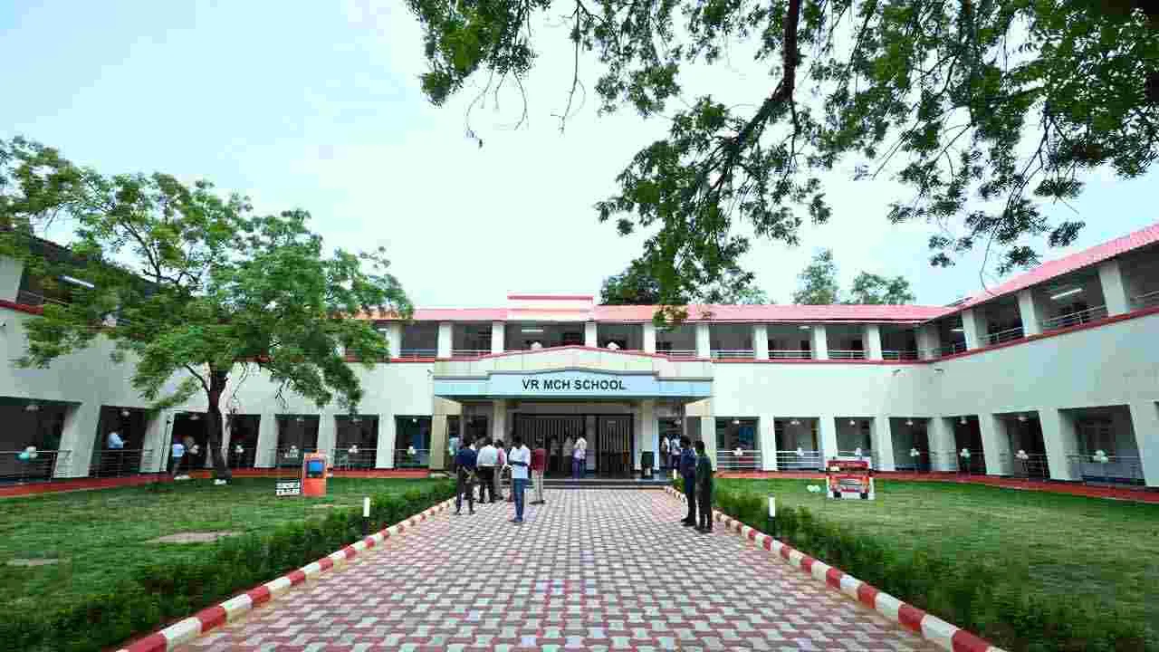 Lokesh Inaugurates VR School: సౌతిండియాలోనే ఇలాంటి స్కూల్ లేదు: లోకేష్