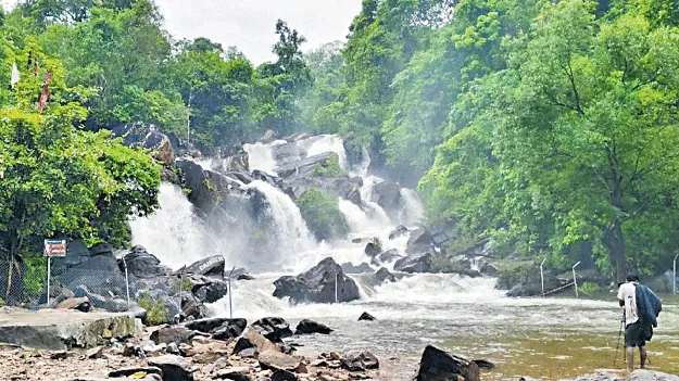 ఉరకలేస్తున్న పొల్లూరు జలపాతం