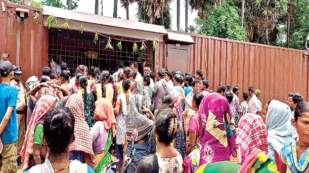 Parents demond: పాఠశాల చెంతనే మద్యం దుకాణమా?