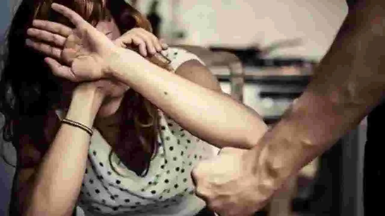 Andhra Women Assaulted: వివాహేతర సంబంధం పెట్టుకున్న మహిళ పట్ల ఎలా ప్రవర్తించారో తెలిస్తే..