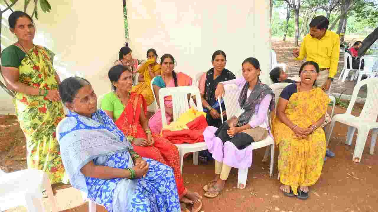 Cigachi Explosion: చివరి చూపైనా దక్కుతుందనే ఆశతో.. సిగాచీ ముందు పడిగాపులు..!