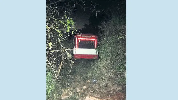 బ్రేక్‌లు ఫెయిలై తుప్పల్లోకి దూసుకువెళ్లిన వైనం